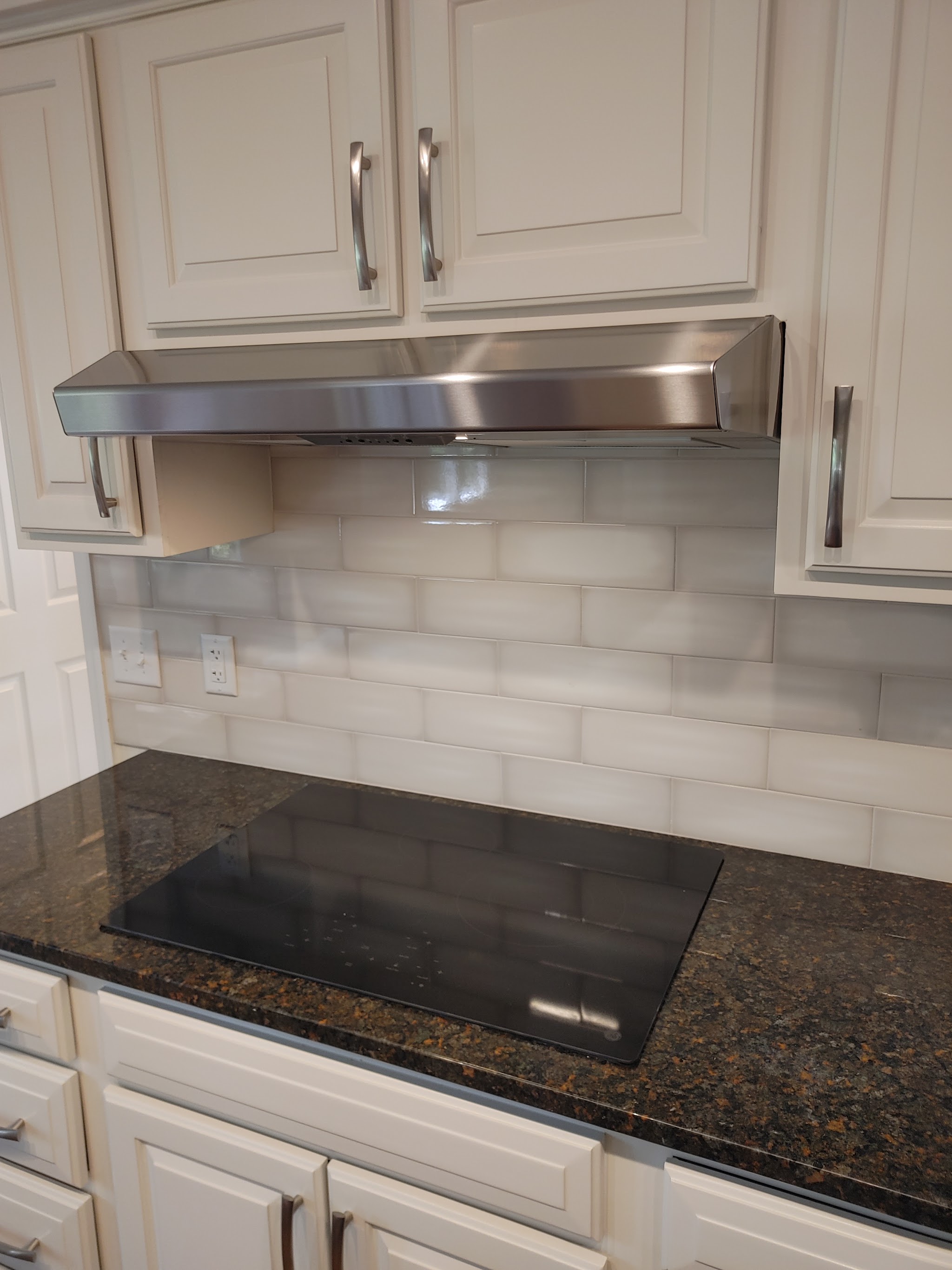 Under-cabinet hood and cooktop installed